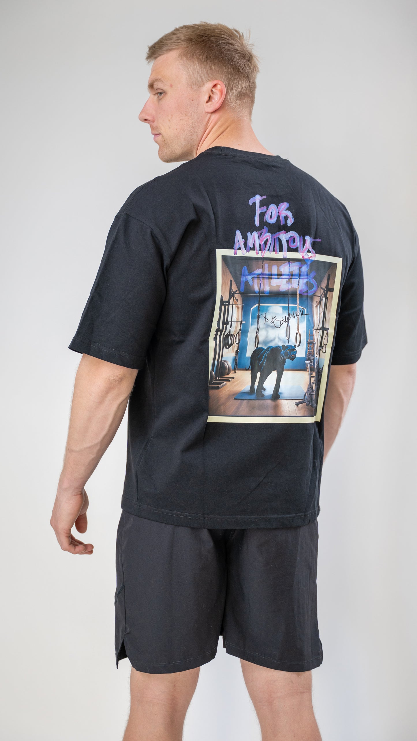 Relaxed fit training tee with the iconic panther print, made for ambitious athletes.